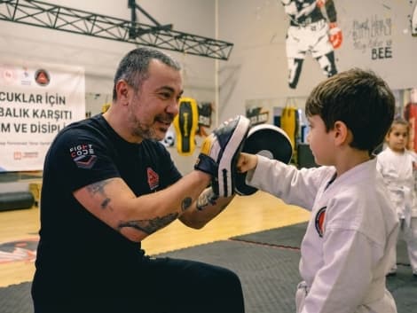 Çocuklar için dövüş sporu eğitimleri ve akran zorbalığı anti bullying Wing Tsun dersleri Çocuklar için dövüş sporu eğitimleri ve akran zorbalığı anti bullying Wing Tsun dersleri